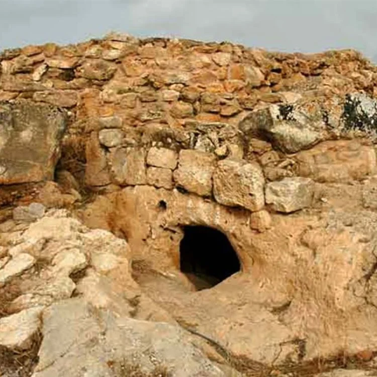 سنگ چین قبر گبری در کوه